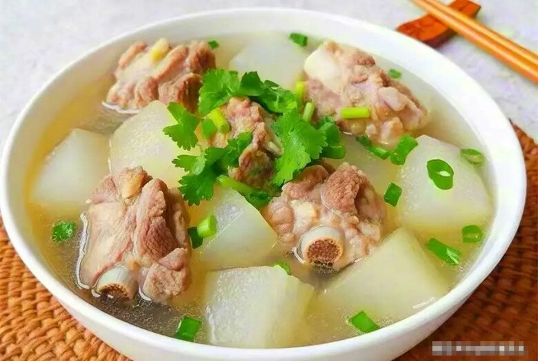 Tại sao sườn có mùi tanh và dai sau khi chần? Hóa ra nhiều người đã sử dụng sai nước, bếp trưởng nói: Cho thêm bột này sườn cực thơm - 1
