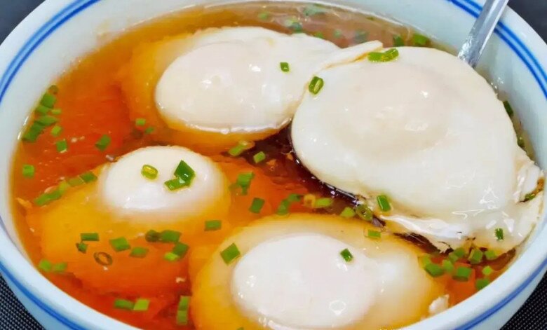 Thật là 1 sai lầm lớn nếu cho trứng chần vào nồi ngay khi nước sôi! Hãy nhớ 3 mẹo này để trứng chín tròn và không bị vỡ - 1