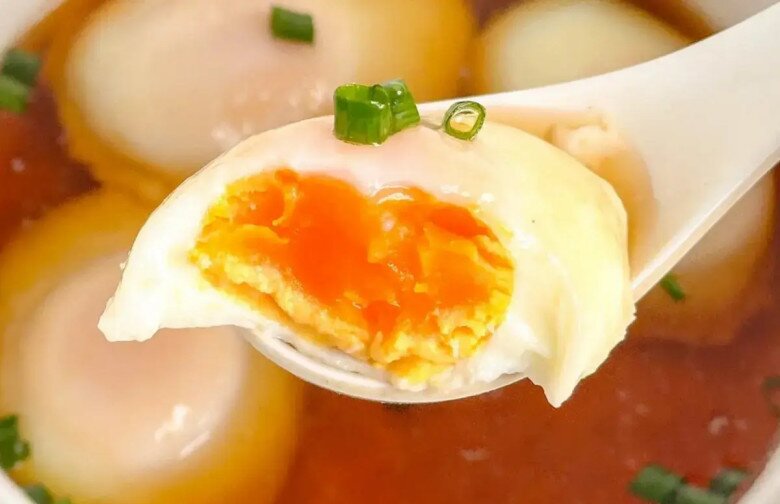 Thật là 1 sai lầm lớn nếu cho trứng chần vào nồi ngay khi nước sôi! Hãy nhớ 3 mẹo này để trứng chín tròn và không bị vỡ - 4