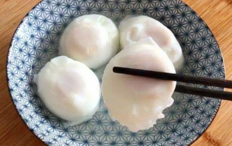 Thật là 1 sai lầm lớn nếu cho trứng chần vào nồi ngay khi nước sôi! Hãy nhớ 3 mẹo này để trứng chín tròn và không bị vỡ - 5