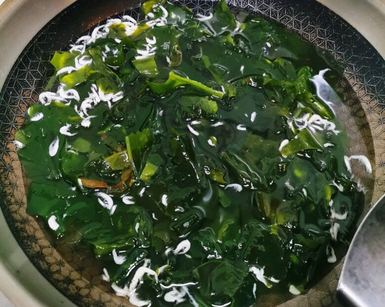 Trứng nấu canh với rau này canxi tăng nhiều lần, cực tốt cho xương chân tay chắc khỏe, người già trẻ em ăn đều được - 7