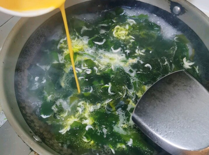 Trứng nấu canh với rau này canxi tăng nhiều lần, cực tốt cho xương chân tay chắc khỏe, người già trẻ em ăn đều được - 8