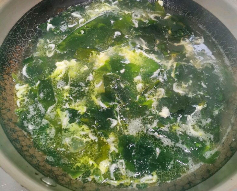 Trứng nấu canh với rau này canxi tăng nhiều lần, cực tốt cho xương chân tay chắc khỏe, người già trẻ em ăn đều được - 9