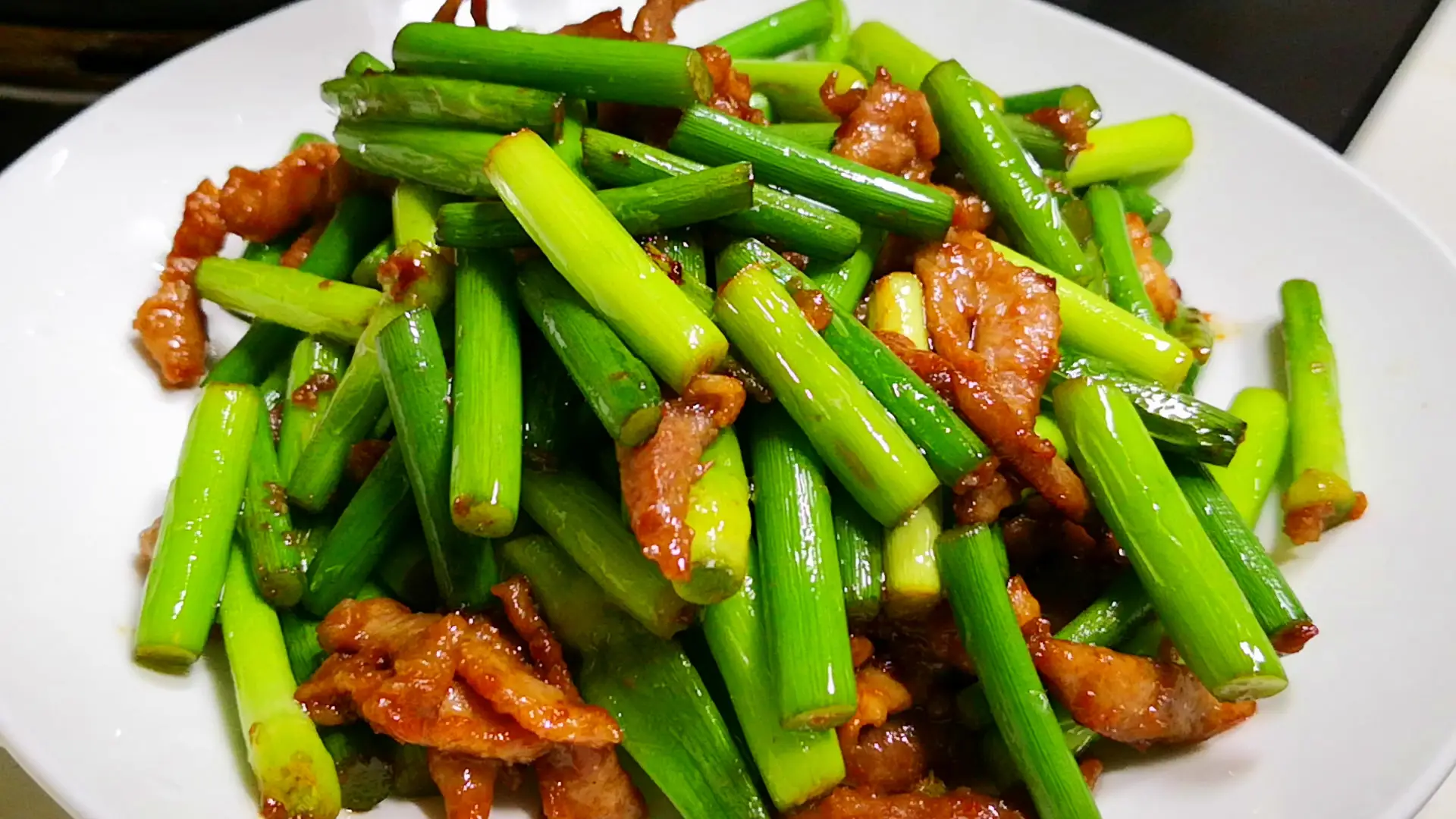 Xào ngồng tỏi, đầu bếp nhắc: Đừng cho trực tiếp vào chảo, thêm 2 bước nữa sẽ giòn ngon, đậm đà lại xanh mướt - 6