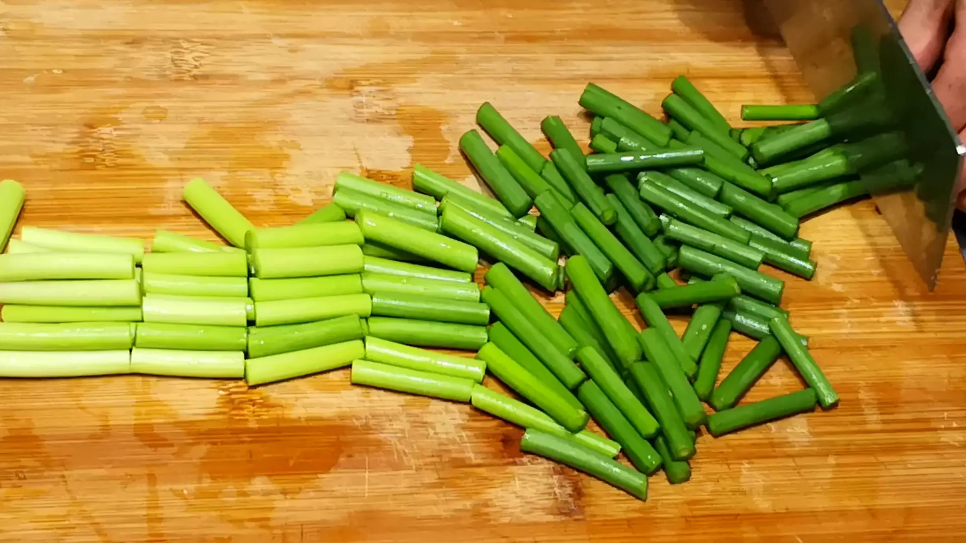 Xào ngồng tỏi, đầu bếp nhắc: Đừng cho trực tiếp vào chảo, thêm 2 bước nữa sẽ giòn ngon, đậm đà lại xanh mướt - 3