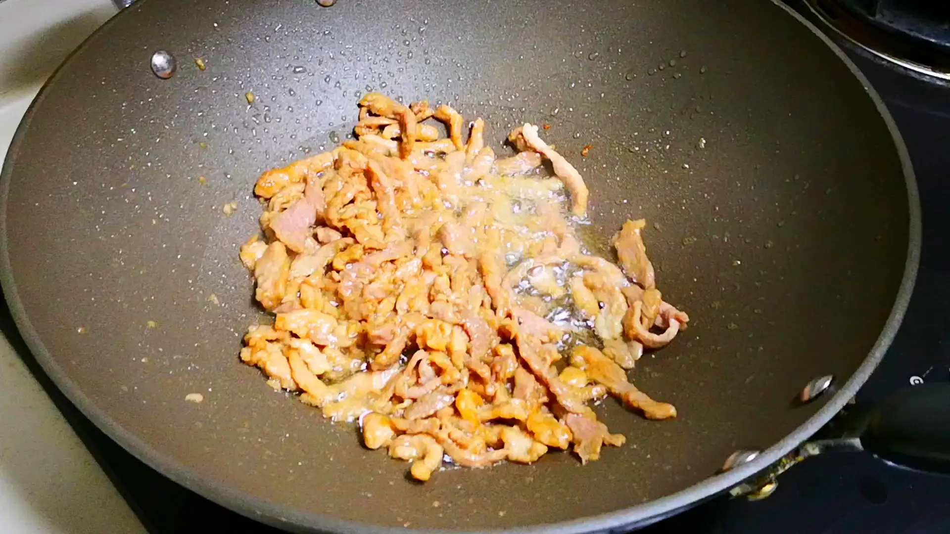 Xào ngồng tỏi, đầu bếp nhắc: Đừng cho trực tiếp vào chảo, thêm 2 bước nữa sẽ giòn ngon, đậm đà lại xanh mướt - 4