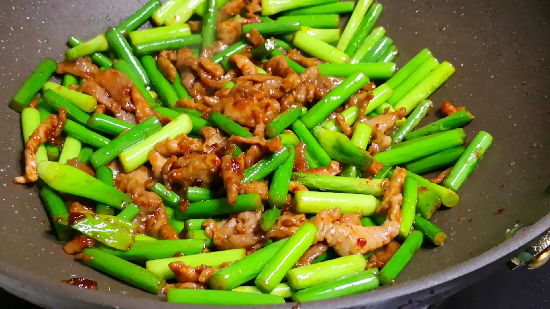 Xào ngồng tỏi, đầu bếp nhắc: Đừng cho trực tiếp vào chảo, thêm 2 bước nữa sẽ giòn ngon, đậm đà lại xanh mướt - 5