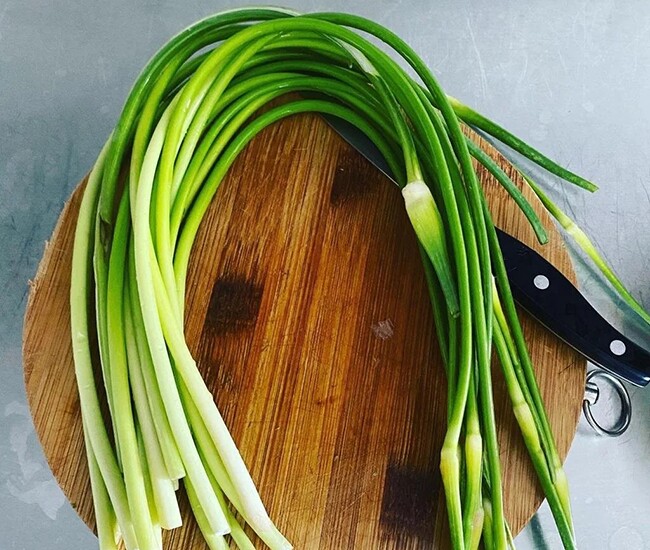 Xào ngồng tỏi, đầu bếp nhắc: Đừng cho trực tiếp vào chảo, thêm 2 bước nữa sẽ giòn ngon, đậm đà lại xanh mướt - 1