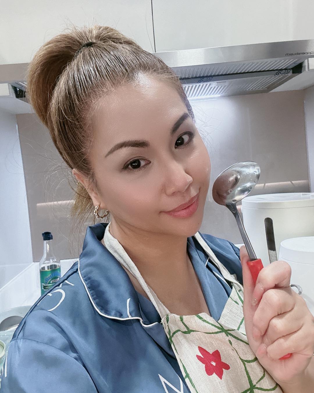 &#34;Chị đẹp&#34; lấy chồng giàu ở Mỹ trên sân khấu nóng bỏng hết cỡ, hóa ra ngoài đời là vợ đảm khéo nấu ăn - 8