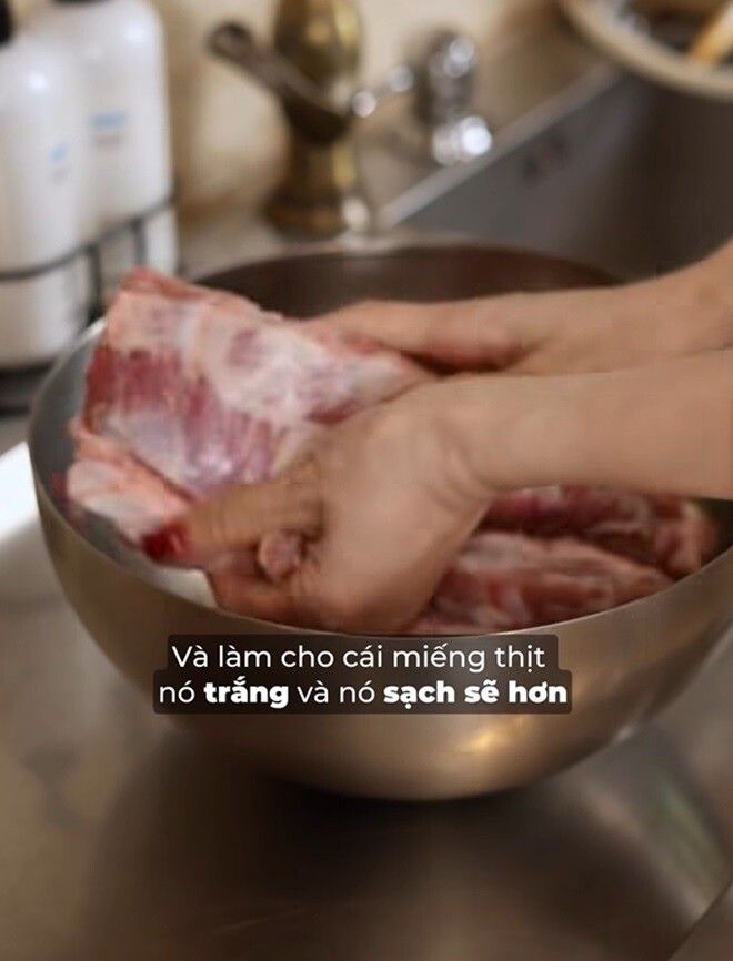 &#34;Hoa hậu nhà trăm tỷ&#34; đeo nhẫn kim cương vào bếp làm món đặc sản Hải Phòng, dàn sao Việt khen nức nở - 6