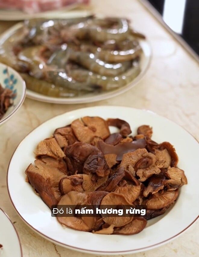 &#34;Hoa hậu nhà trăm tỷ&#34; đeo nhẫn kim cương vào bếp làm món đặc sản Hải Phòng, dàn sao Việt khen nức nở - 5