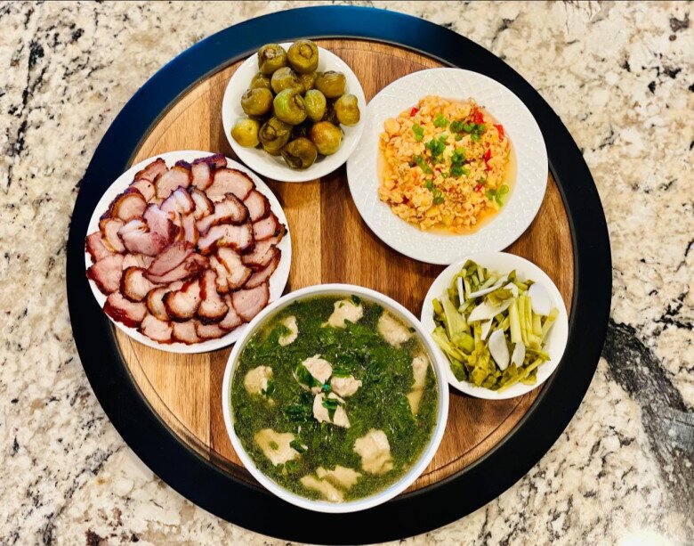 Mâm cơm thuần Việt dân dã đến bất ngờ của gia đình nữ diễn viên nổi tiếng VTV giữa trời Tây - 2