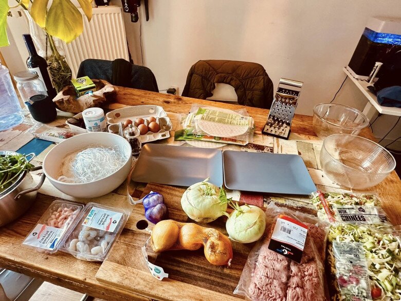 Nữ ca sĩ Hà Nội 1 năm mới &#34;làm dâu&#34; 1 lần, cuốn cả trăm cái nem với 4 nồi nhân ở nhà chồng - 3