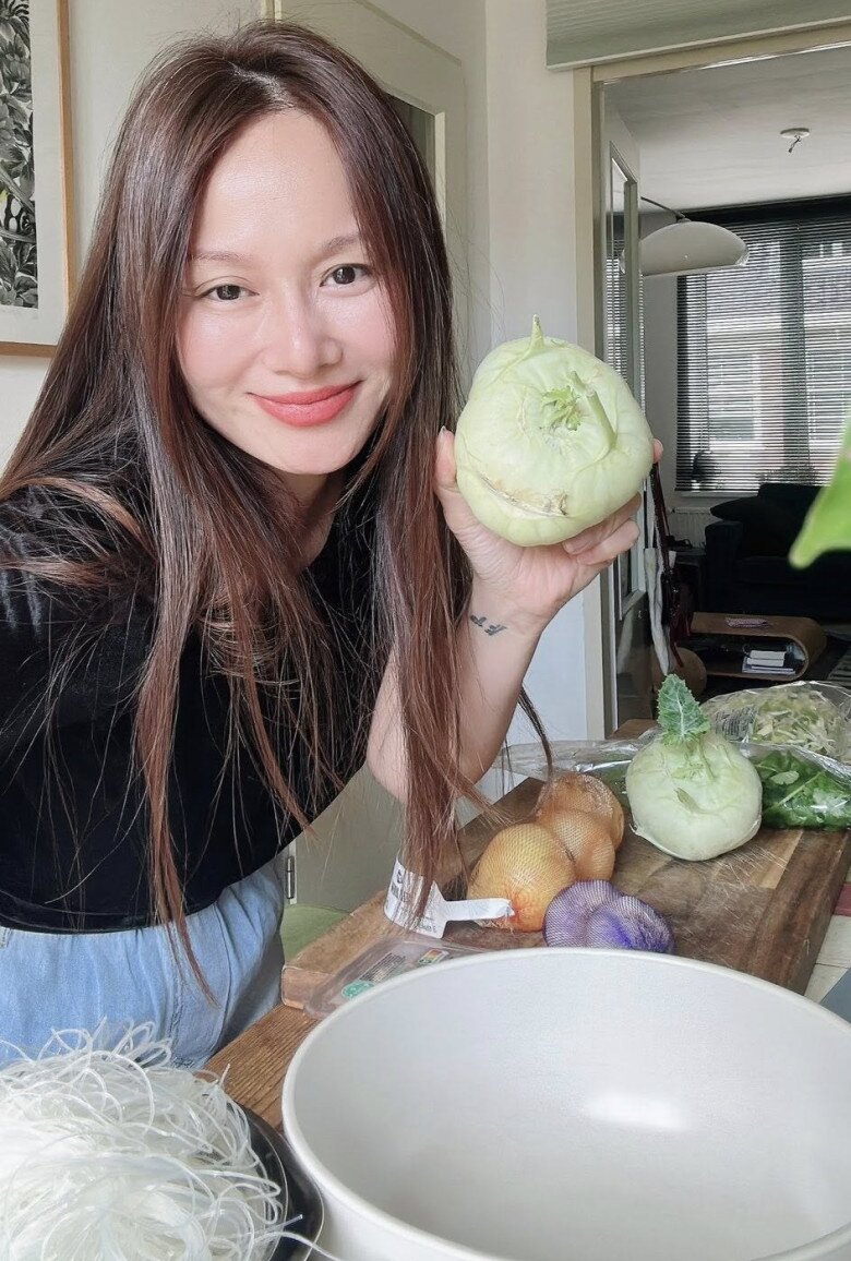 Nữ ca sĩ Hà Nội 1 năm mới &#34;làm dâu&#34; 1 lần, cuốn cả trăm cái nem với 4 nồi nhân ở nhà chồng - 2