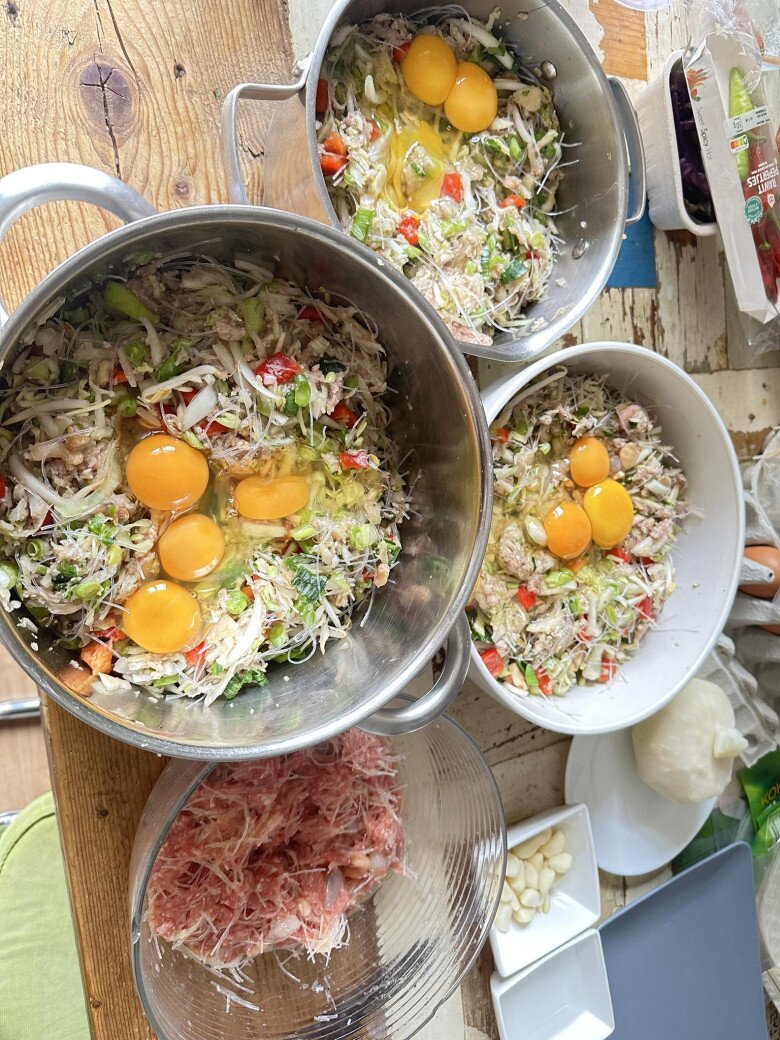 Nữ ca sĩ Hà Nội 1 năm mới &#34;làm dâu&#34; 1 lần, cuốn cả trăm cái nem với 4 nồi nhân ở nhà chồng - 4