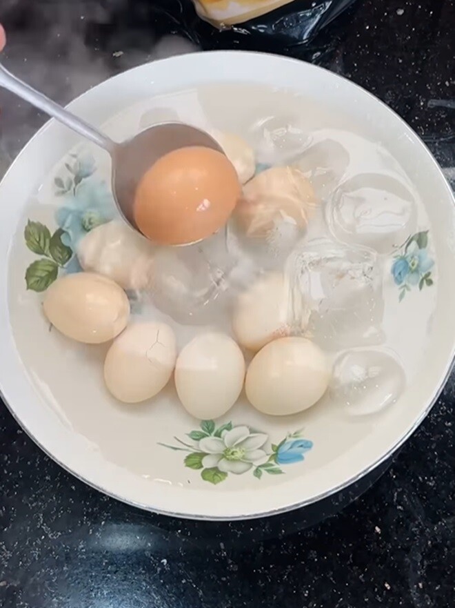 Ai ngờ &#34;Vua cá Koi&#34; Thắng Ngô là ông bố đảm thế này, chăm làm cơm hộp cho con gái cưng học ngay cạnh nhà - 10