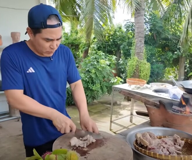 Xúc động: Diễn viên 52 tuổi nấu cho mẹ món ăn từ dược liệu quý, ai cũng khen người con có hiếu - 1