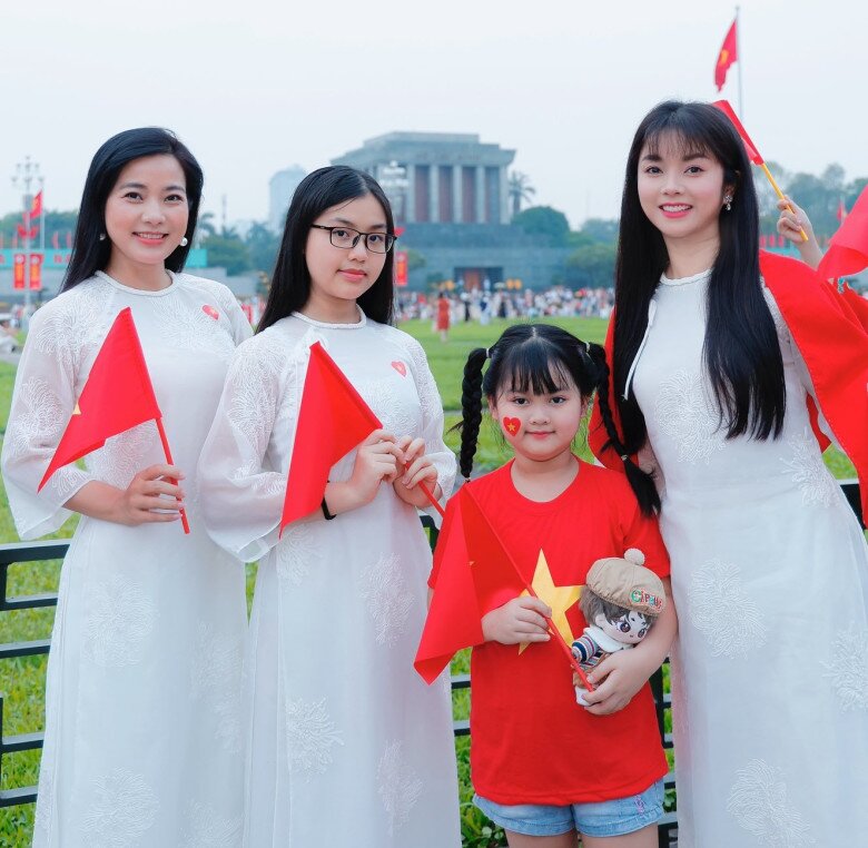2 người đẹp Việt cùng tên Lệ Quyên đẹp nuột nà sau sinh: Có người U50 vẫn hệt thiếu nữ, nhìn như chị em với con trai - 5