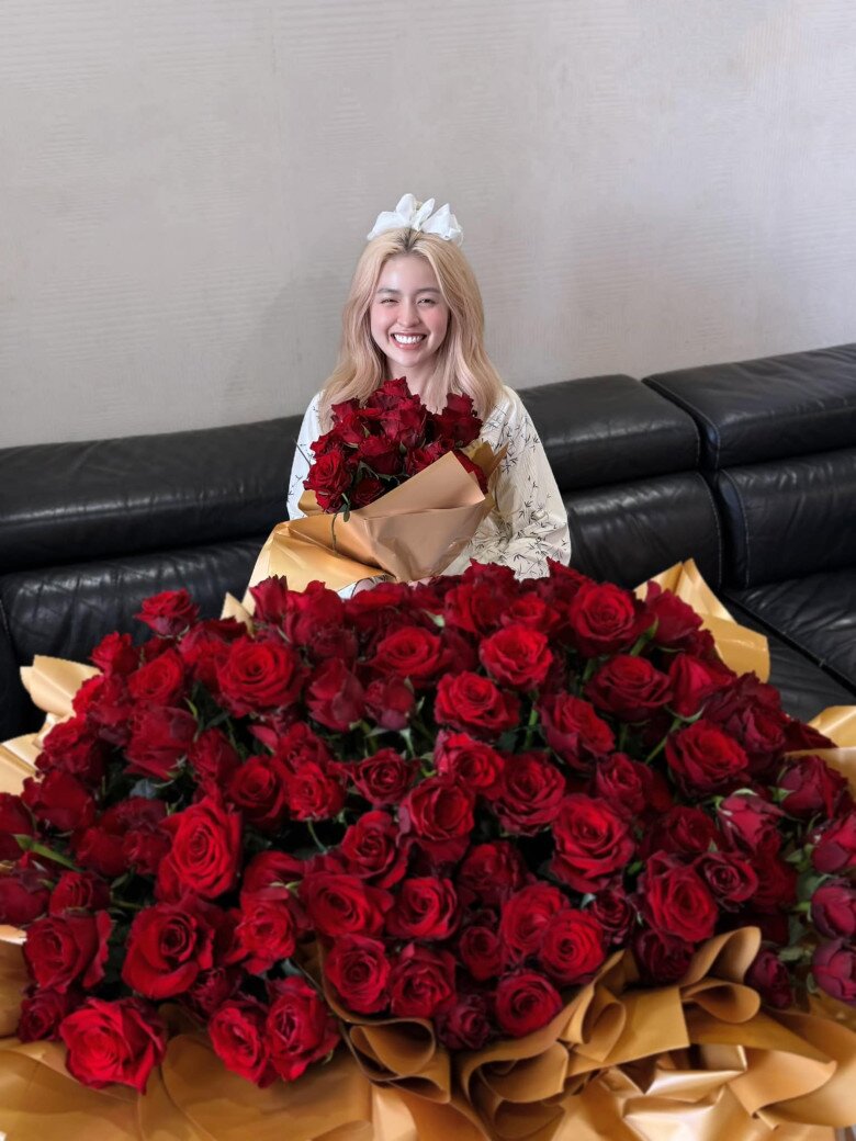 Hot girl Gia Lai mặc mốt giấu quần ra mắt nhà chồng gây tranh cãi, bầu 6 tháng được chồng tặng 1 cọc tiền đô - 4