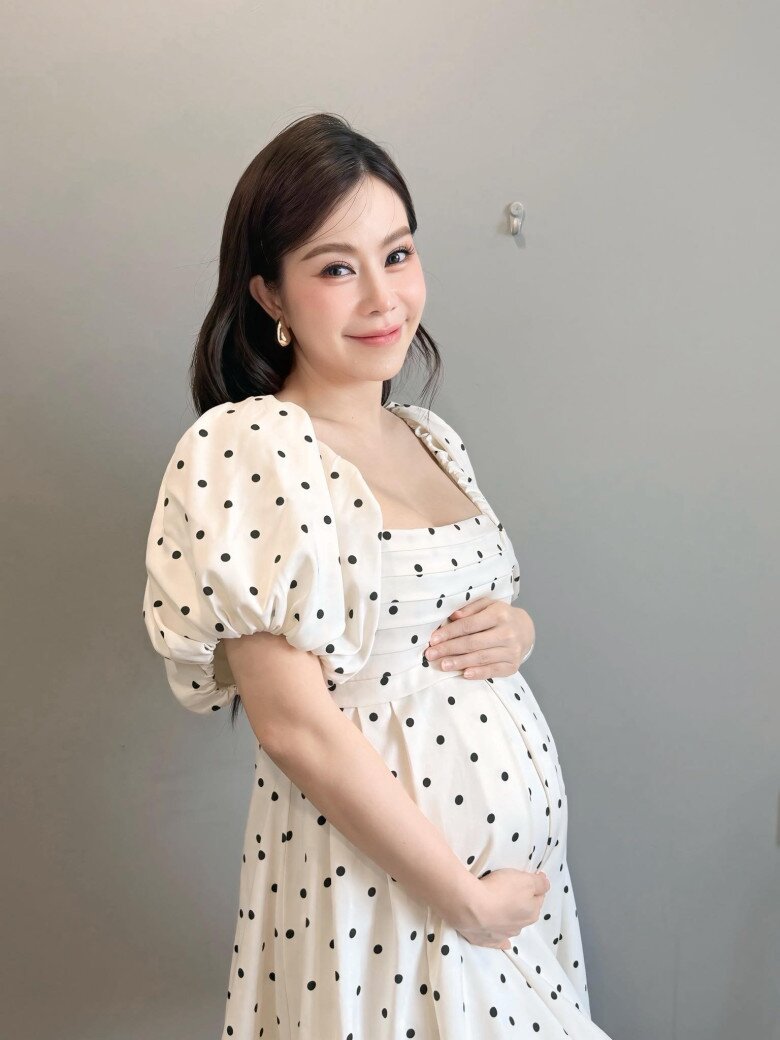 Sao phim Gạo nếp gạo tẻ cùng mang bầu trong năm 2025: Người không ngại mặc hở khoe đường cong, người U40 vẫn trẻ như học sinh - 6