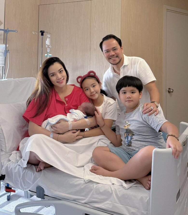 Á hậu Việt là biểu tượng gợi cảm một thời, lộ diện rạng rỡ sau 1 tháng sinh con thứ 3 với chồng đại gia - 7