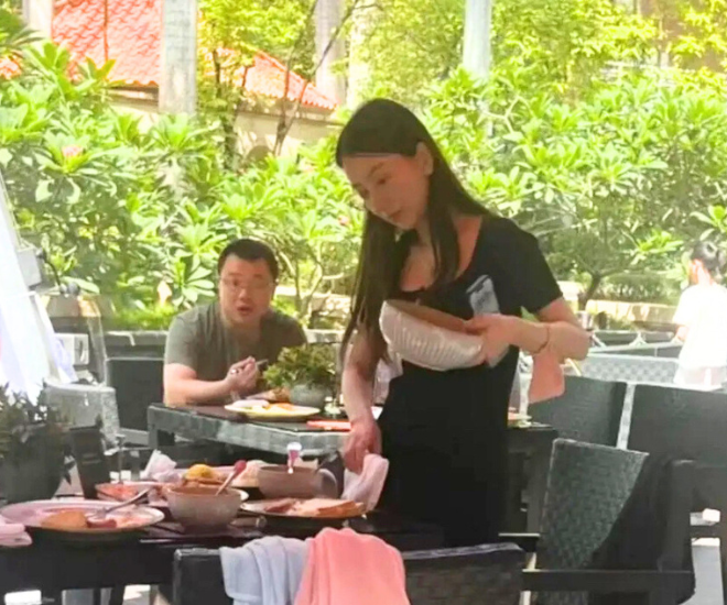Vợ tỷ phú đình đám bị bắt gặp đang bưng thức ăn khi mang bầu 7 tháng, nhan sắc qua cam thường khiến dân tình ngỡ ngàng - 1