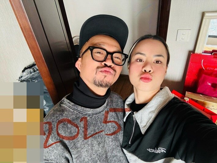 &#34;Anh trai&#34; đình đám Vbiz sắp đón con đầu lòng ở tuổi U50, bà xã là học trò kém 13 tuổi, bầu vượt mặt vẫn bế bụng nhảy - 6