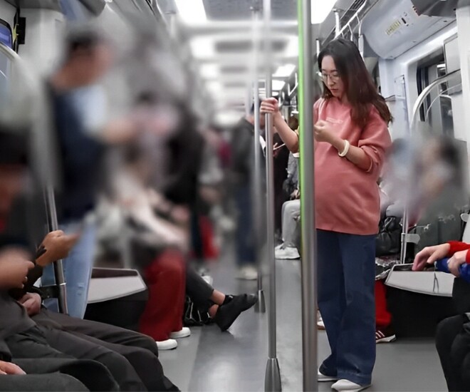 Bà bầu gặp sự cố nhạy cảm trên tàu điện bị thanh niên cười nhạo và cái kết ấm lòng nhờ người xa lạ - 1
