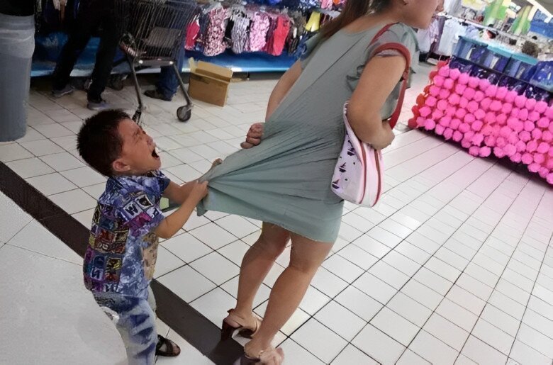 Bà bầu bị cậu nhóc 7 tuổi đẩy đau điếng, càng nhắc càng đẩy mạnh, mẹ đứa trẻ chạy lại bênh vực gây bức xúc: “Cháu nó còn nhỏ” - 2