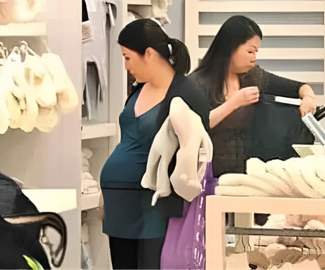 Bà bầu bị cậu nhóc 7 tuổi đẩy đau điếng, càng nhắc càng đẩy mạnh, mẹ đứa trẻ chạy lại bênh vực gây bức xúc: “Cháu nó còn nhỏ” - 1