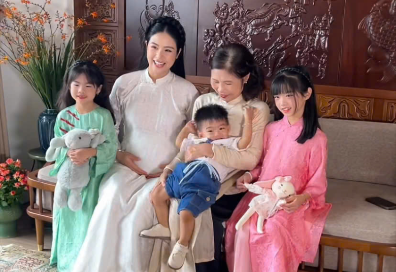 HH Ngọc Hân bầu sắp đẻ vẫn cực năng lượng: Tự tay trang trí cờ hoa cho khu phố, vác ghế đi xem A80 - 5