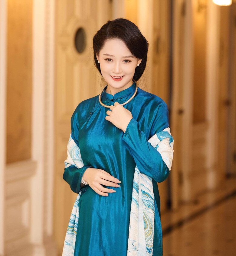 “BTV trẻ nhất Thời sự 19h” khoe dáng nuột nà sau sinh, U40 đứng cạnh nam thần Việt mà nhìn hệt nữ chính phim ngôn tình - 9