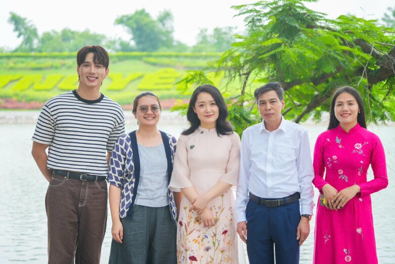 “BTV trẻ nhất Thời sự 19h” khoe dáng nuột nà sau sinh, U40 đứng cạnh nam thần Việt mà nhìn hệt nữ chính phim ngôn tình - 3