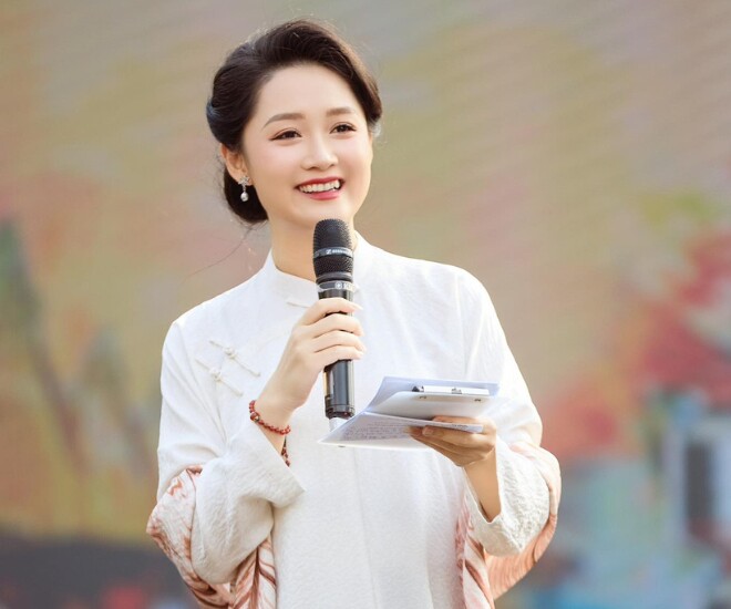 “BTV trẻ nhất Thời sự 19h” khoe dáng nuột nà sau sinh, U40 đứng cạnh nam thần Việt mà nhìn hệt nữ chính phim ngôn tình - 1