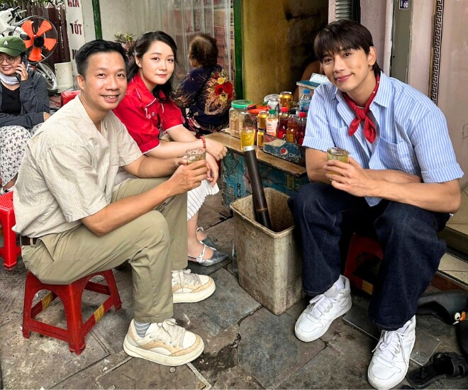 “BTV trẻ nhất Thời sự 19h” khoe dáng nuột nà sau sinh, U40 đứng cạnh nam thần Việt mà nhìn hệt nữ chính phim ngôn tình - 2