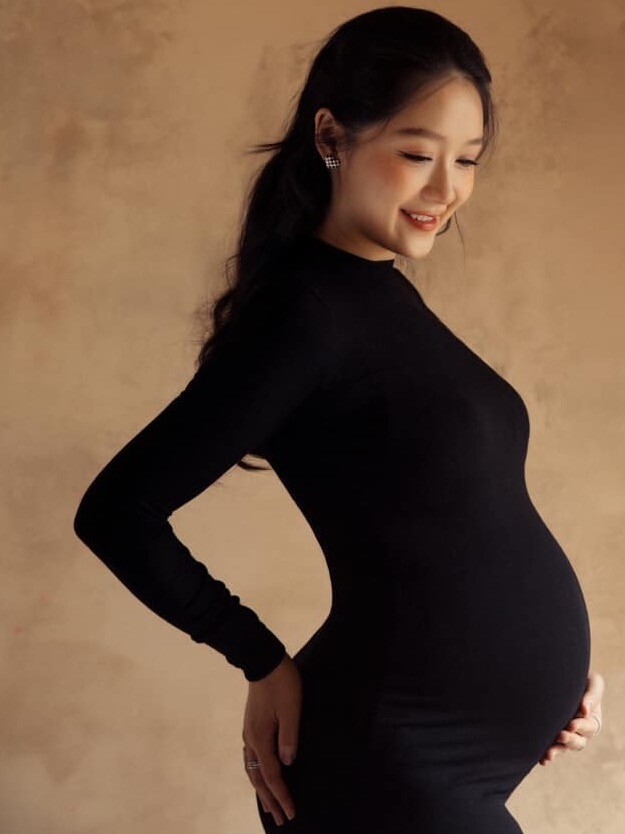 “BTV trẻ nhất Thời sự 19h” khoe dáng nuột nà sau sinh, U40 đứng cạnh nam thần Việt mà nhìn hệt nữ chính phim ngôn tình - 6