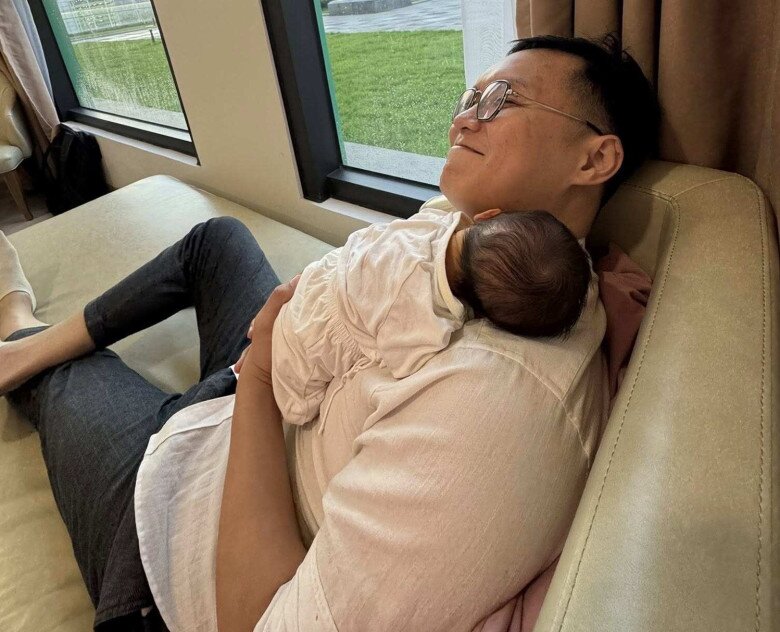“BTV trẻ nhất Thời sự 19h” khoe dáng nuột nà sau sinh, U40 đứng cạnh nam thần Việt mà nhìn hệt nữ chính phim ngôn tình - 11