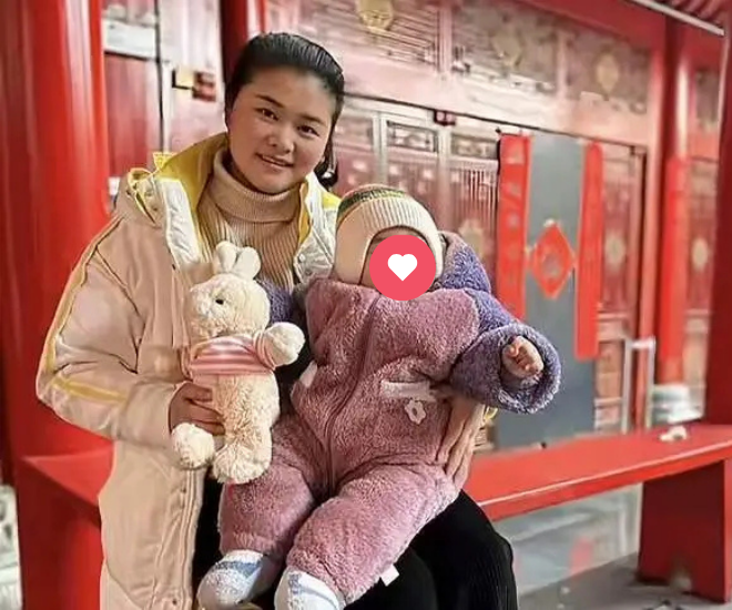 Cô giáo hiền dịu qua đời khi sinh con thứ 2, chồng là “thanh mai trúc mã”, một mình gà trống nuôi con - 1