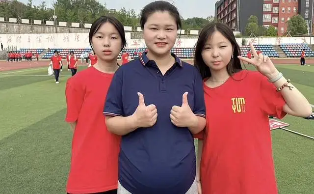 Cô giáo hiền dịu qua đời khi sinh con thứ 2, chồng là “thanh mai trúc mã”, một mình gà trống nuôi con - 2