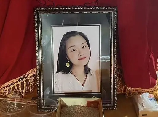 Cô giáo hiền dịu qua đời khi sinh con thứ 2, chồng là “thanh mai trúc mã”, một mình gà trống nuôi con - 6