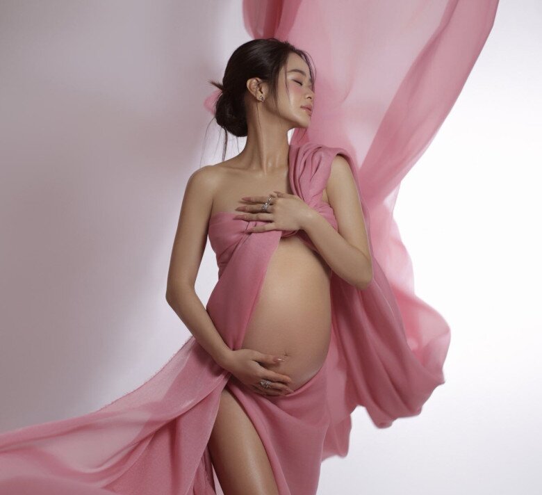 Cô giáo yoga của Hồ Ngọc Hà thông báo sinh con đầu lòng với chồng Tây, bé gái lai mang 2 dòng máu chào đời nằm ngoan bên mẹ - 5