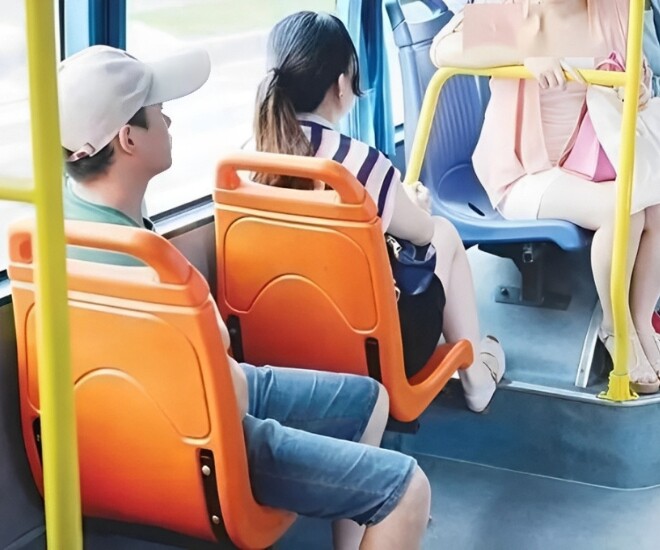 Đi xe buýt bị mắng vì không nhường ghế, cô gái khiến người xung quanh đỏ mặt vì 1 món đồ vô tình rơi ra khỏi túi - 1