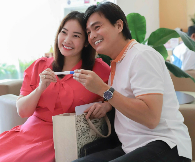 Diễn viên Cao Minh Đạt hít hà bụng bầu rồi mới an tâm ra đường &#34;cày cuốc&#34;, 50 tuổi được làm bố sau 9 năm tìm con - 1