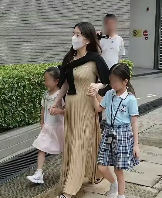 Gái quê đổi đời sau khi lấy đại gia hơn 22 tuổi, cảnh khệ nệ bụng bầu 8 tháng một mình chăm 2 con lớn gây bàn tán - 4