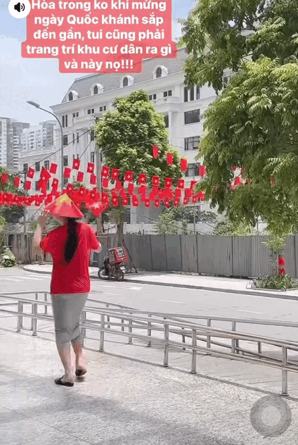 HH Ngọc Hân bầu sắp đẻ vẫn cực năng lượng: Tự tay trang trí cờ hoa cho khu phố, vác ghế đi xem A80 - 3