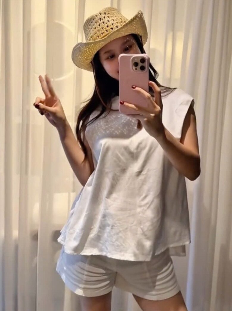 Hot girl Hàn Hằng đón con đầu lòng với chồng thiếu gia, visual khi “da kề da” với em bé gây sốt - 5