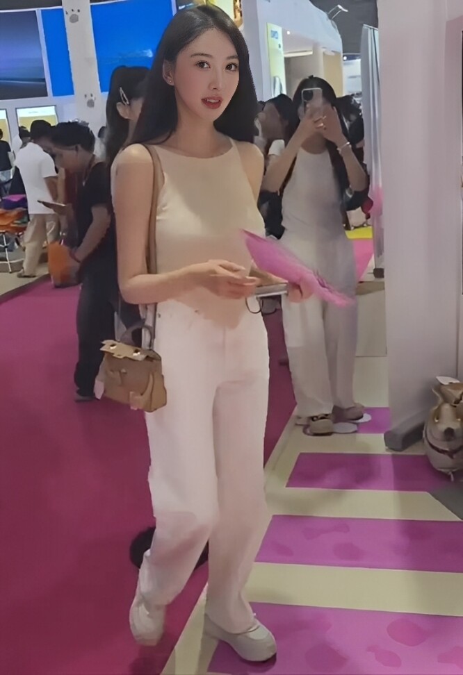 Hot girl vừa gây náo loạn trên phố là mẹ 3 con dáng vẫn nuột như gái son, kiếm 60 tỷ mỗi ngày sau khi bị bạn trai bỏ - 2