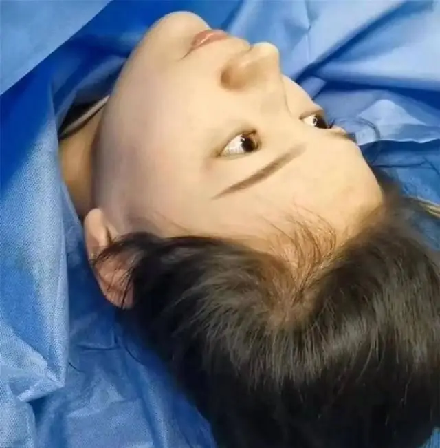 Khoảnh khắc kỳ diệu trong phòng sinh khiến cõi mạng tan chảy: Em bé nín khóc ngay khi được kề da với mẹ, visual của sản phụ gây sốt - 2