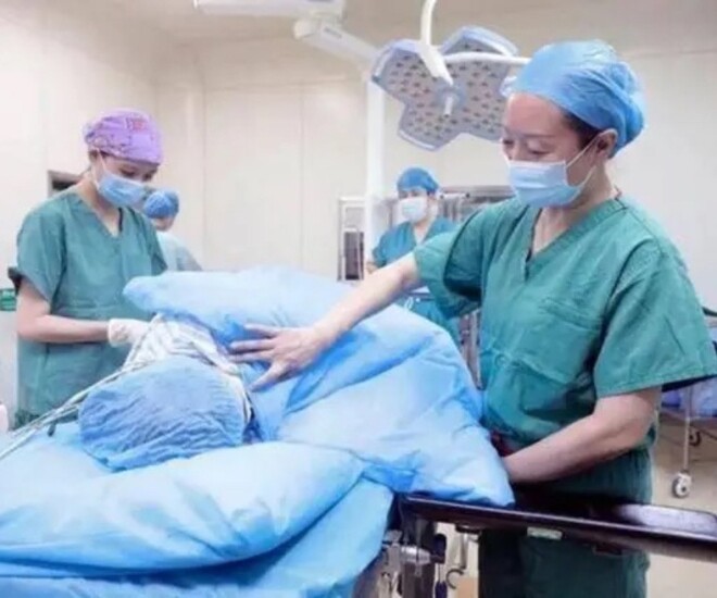 Khoảnh khắc kỳ diệu trong phòng sinh khiến cõi mạng tan chảy: Em bé nín khóc ngay khi được kề da với mẹ, visual của sản phụ gây sốt - 1
