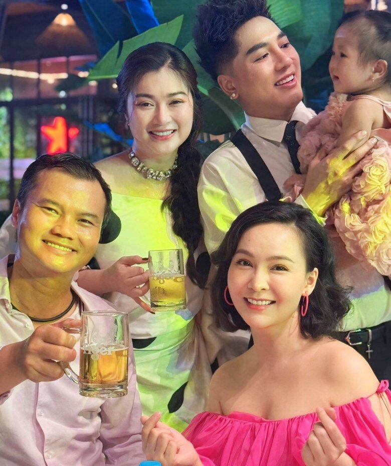 Nữ ca sĩ Việt được bạn trai tặng 15 sổ tiết kiệm trước đám cưới, khoe dáng nóng bỏng sau vài tháng sinh ái nữ đầu lòng - 7